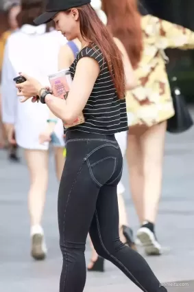 街拍身材豐腴黑色緊身牛仔氣質白皙翹佳人