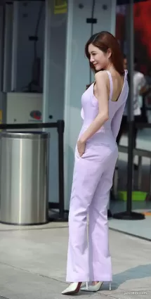 街拍 | 身材無敵的連體衣妹子