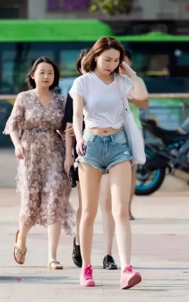 街拍熱褲阿姨身材太好了