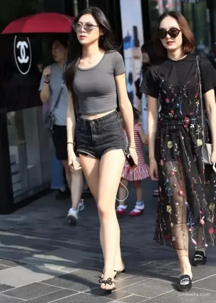 街拍身材豐滿的大長腿性感美女