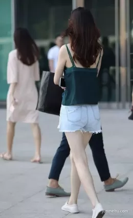 街拍女神就是女神，出門自帶氣場