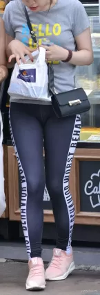 緊身褲豐腴氣質漂亮女郎