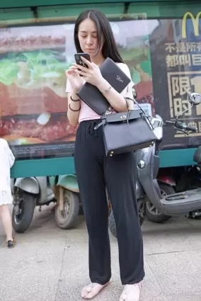 街拍緊身黑褲的素顔女神等公交