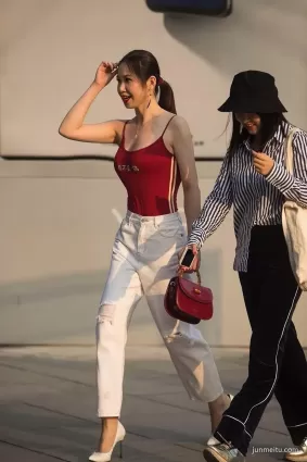 街拍露肩的小美女”從不妥協“