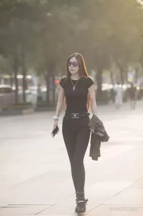 街拍一身黑的美女，很有大姐大風範