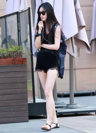 街拍雪白美腿大高個
