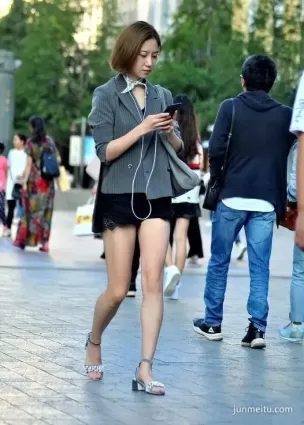 街拍高挑氣質精緻容顔短發白皙如玉大長美腿女郎