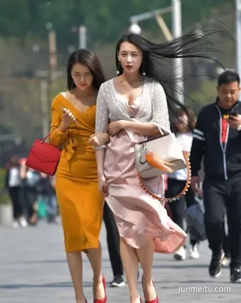 街拍 | 這倆閨蜜好像雙胞胎啊