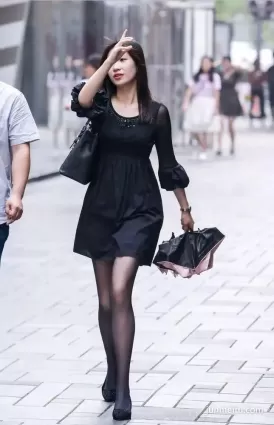 街拍如此性感的黑絲美腿，你喜歡嗎