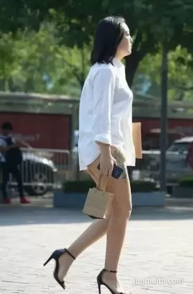 街拍沒穿褲子就逛街？