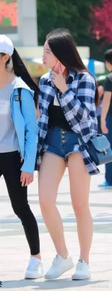 街拍牛仔熱褲白皙如玉豐腴雙腿年輕妹紙