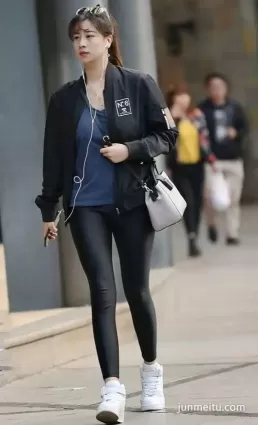 街拍高挑身材苗條長腿黑緊身皮褲精緻面孔俏麗女郎