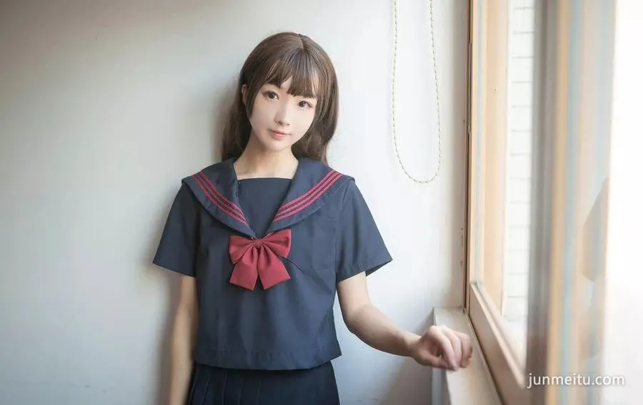 Street Snap: The New Junior Schoolmate Is a Bit Shy photo 1