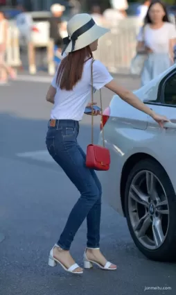 街拍高挑緊身牛仔褲大長腿渾圓挺翹氣質漂亮美女