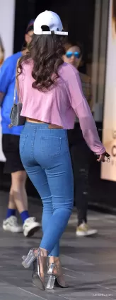 緊身牛仔褲大長腿氣質美女