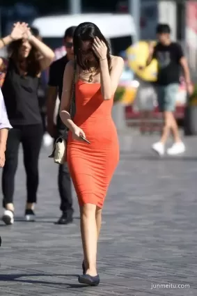 街拍極品緊身紅長裙T内大美女 ​​​​