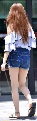 時尚藍色牛仔褲大白腿氣質美女