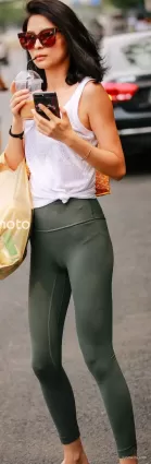 緊身瑜伽褲大長腿氣質女郎