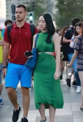 長裙下若隐若現的好身材