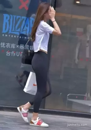 街拍高挑苗條顔值漂亮黑緊身褲翹臀性感長發氣質美女