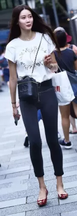 街拍高挑緊身牛仔褲大長腿渾圓挺翹氣質漂亮美女
