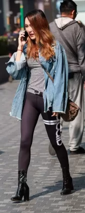 打電話的緊身褲氣質漂亮時尚美女