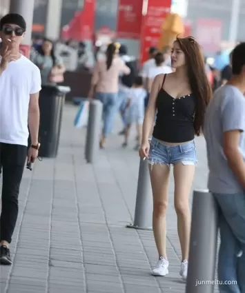 街拍牛仔短褲，這身材滿分