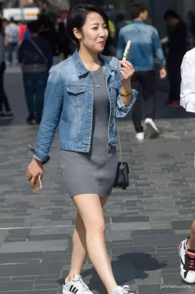 街拍風韻猶存的性感女人