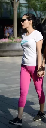 粉紅緊身褲完美身材墨鏡氣質美女