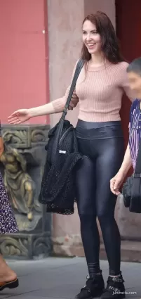 皮革緊身褲大長腿挺翹氣質漂亮洋美女