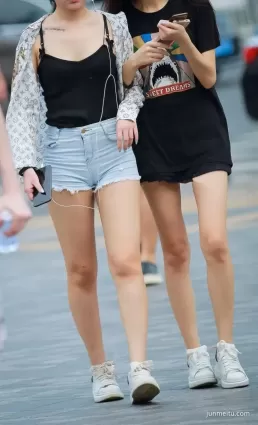 牛仔熱褲白皙如玉修長雙腿氣質妹紙
