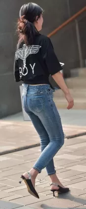 高挑緊身牛仔褲大長腿氣質漂亮美女