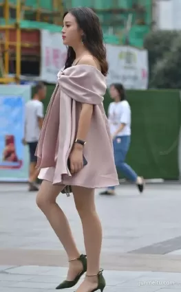 街拍娃娃裙美女露香肩