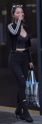 在雨中的美女