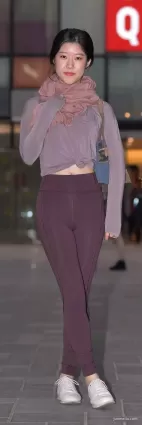 高挑緊身褲豐腴大長腿小蠻腰氣質漂亮美女