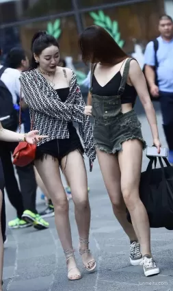 街拍高挑背帶牛仔熱褲雪白如玉修長雙腿挺翹飽滿氣質女郎