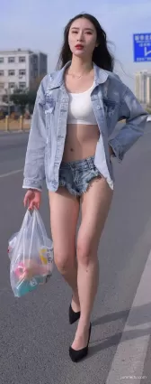 熱褲大長腿露臍裝小蠻腰氣質女郎