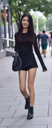 街拍高挑熱褲苗條大長腿氣質美女