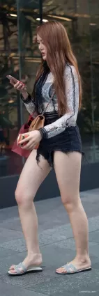 街拍牛仔熱褲白皙玉腿氣質漂亮美女