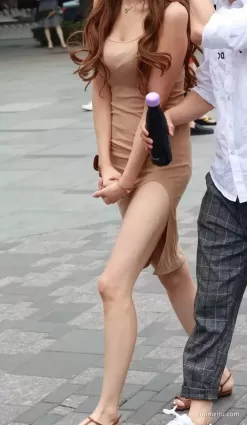 街拍高挑緊身包臀裙雪白如玉修長雙腿飽滿堅挺氣質女郎