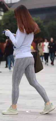 個性緊身褲長腿美女
