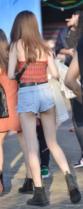 高挑牛仔熱褲筆直修長大白腿時尚妹紙