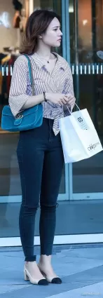 街拍高挑苗條緊身牛仔褲修長雙腿氣質美女