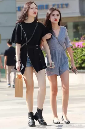 街拍身材豐腴高挑的性感靓麗兩閨蜜