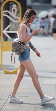 街拍高挑牛仔熱褲大長腿氣質洋美女