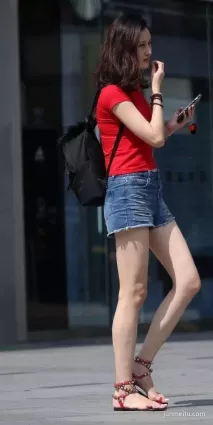 街拍高挑牛仔熱褲雪白如玉修長雙腿紅色t恤飽滿氣質女郎
