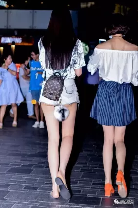 和我在成都的街頭走一走，喔–喔–喔喔