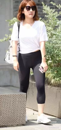 街拍緊身褲墨鏡氣質白皙漂亮美女