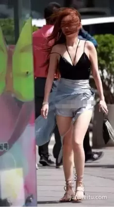 熱褲大白腿豐腴氣質美女