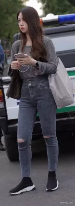 氣質漂亮破洞緊身牛仔美女